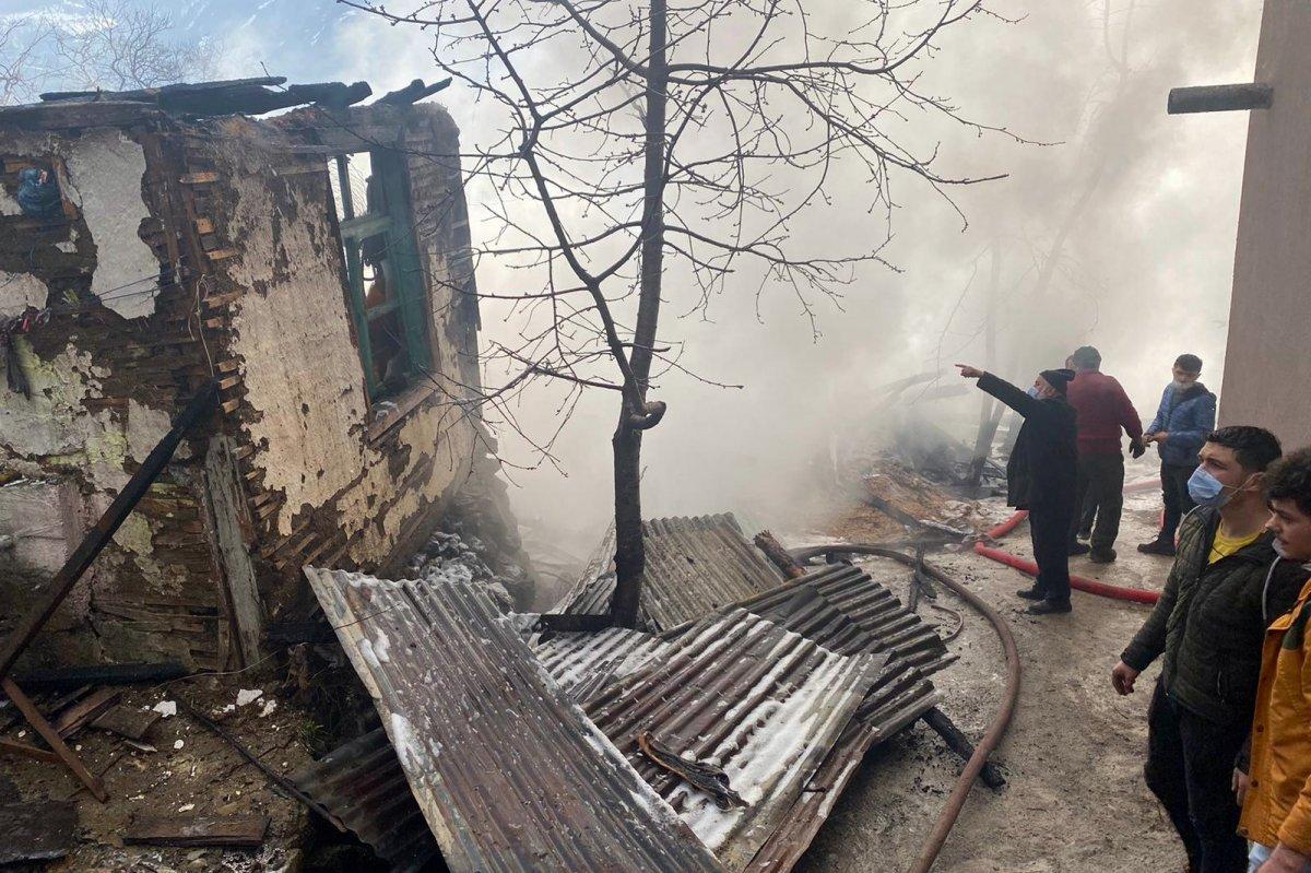 Gümüşhane’de ev ve ahır yandı, hayvanlar son anda kurtarıldı