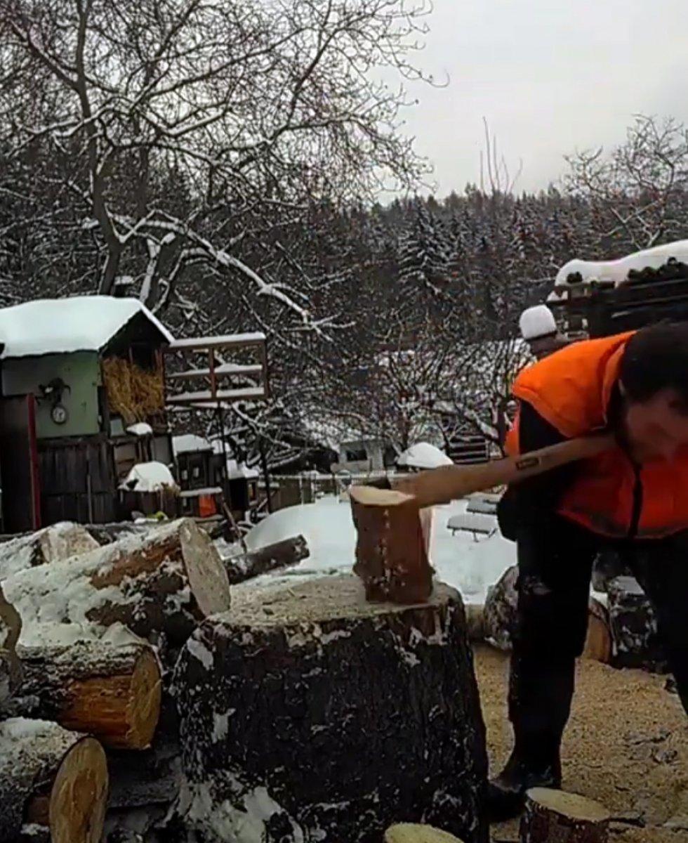 Çenesiyle odun kıran engelli adam