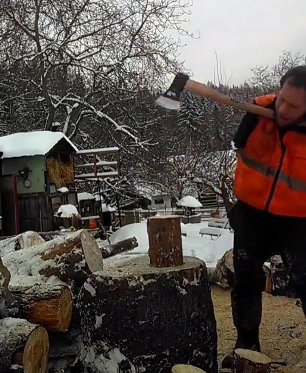 Çenesiyle odun kıran engelli adam