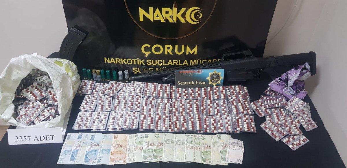 Çorum'da 2 bin 257 adet sentetik ecza hap ele geçirildi