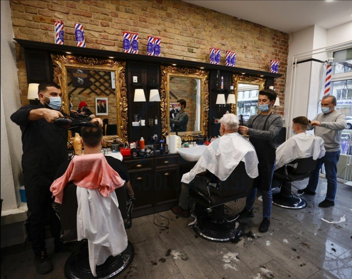 Almanlar 2,5 ay aradan sonra kuaföre gidebildi