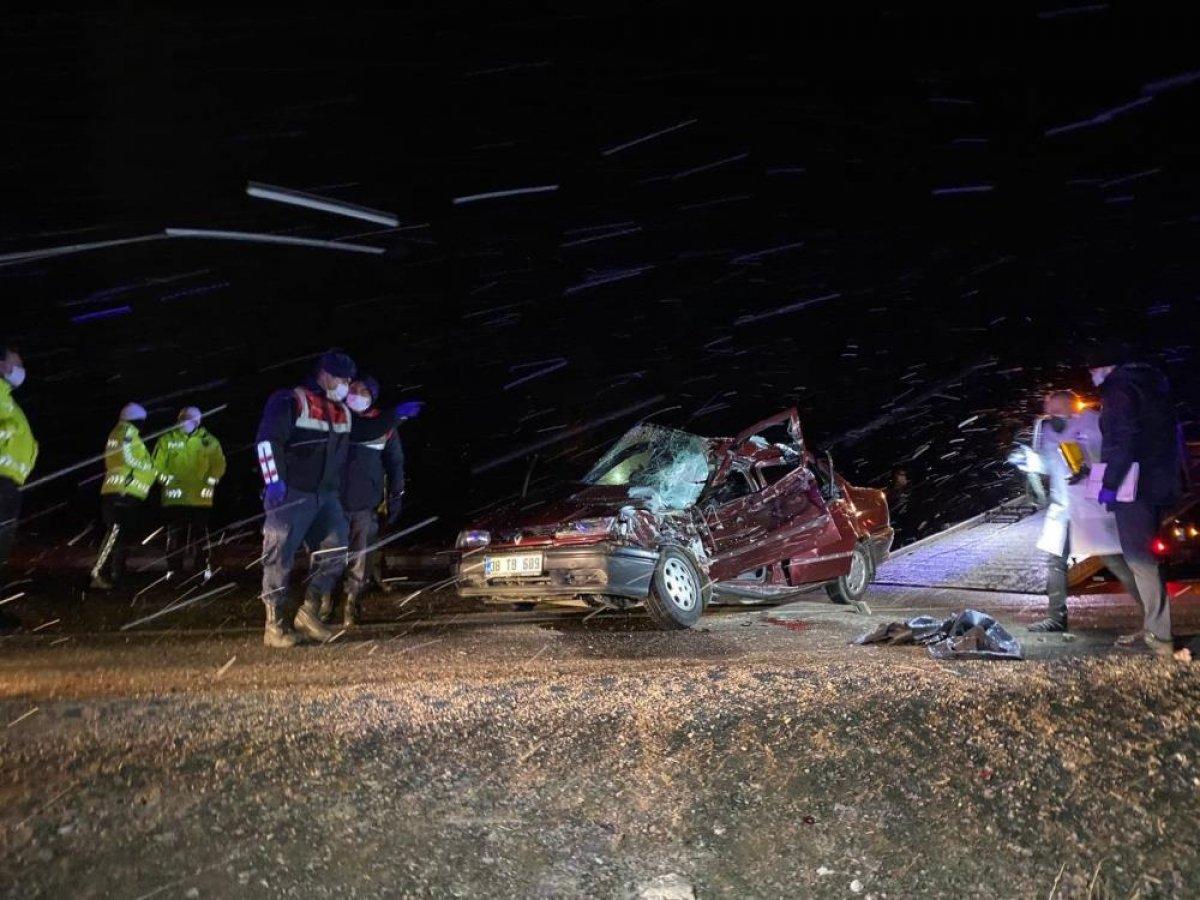 Niğde'de otomobil kamyonete arkadan çarptı: 1 ölü 1 yaralı