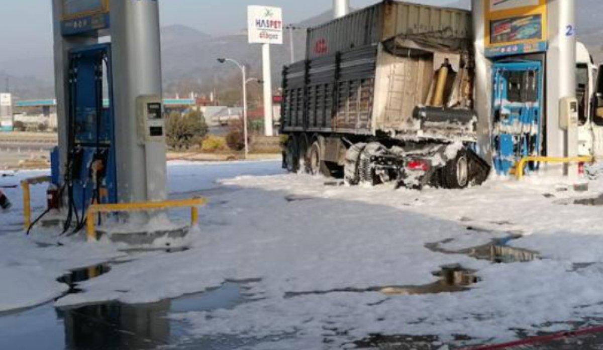 Sakarya'da tır, akaryakıt istasyonuna daldı