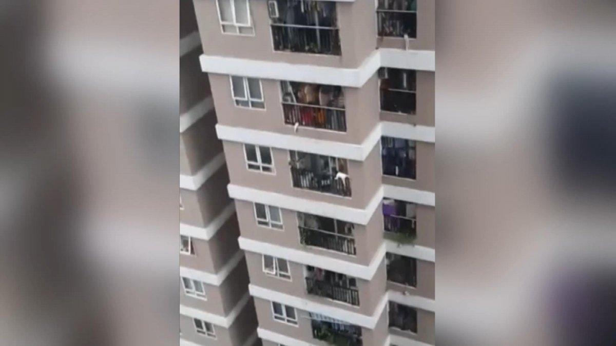 Vietnam'da 12'nci kattan düşen küçük kızı kurye kurtardı