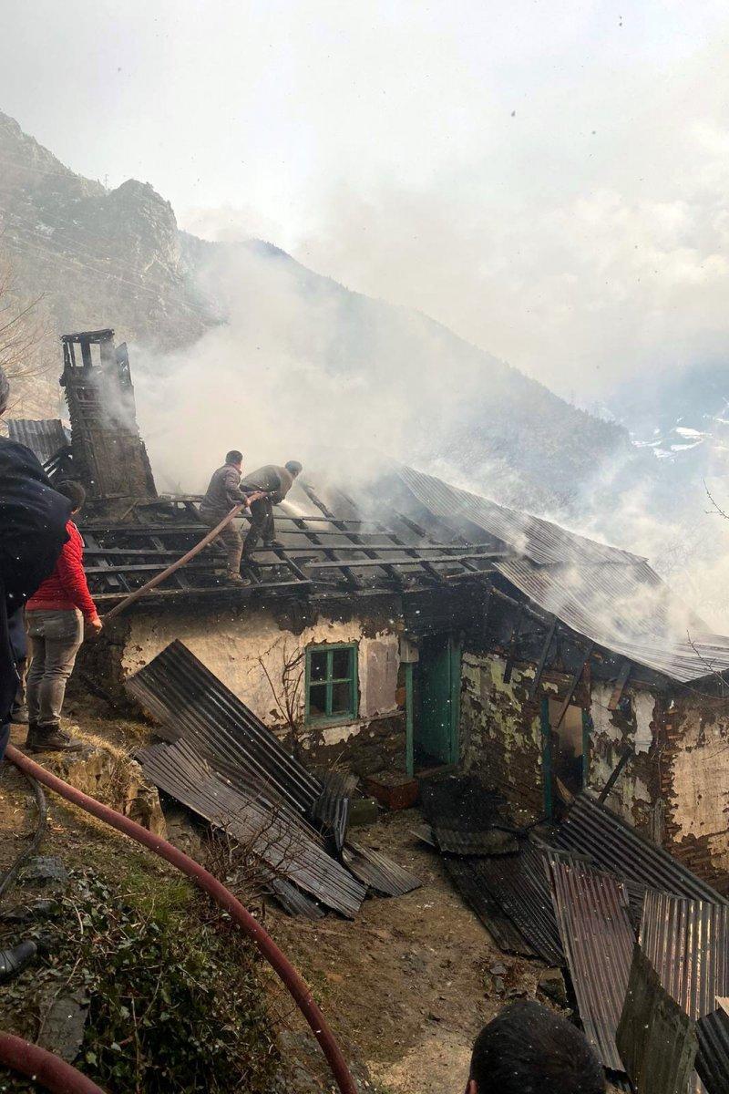 Gümüşhane’de ev ve ahır yandı, hayvanlar son anda kurtarıldı