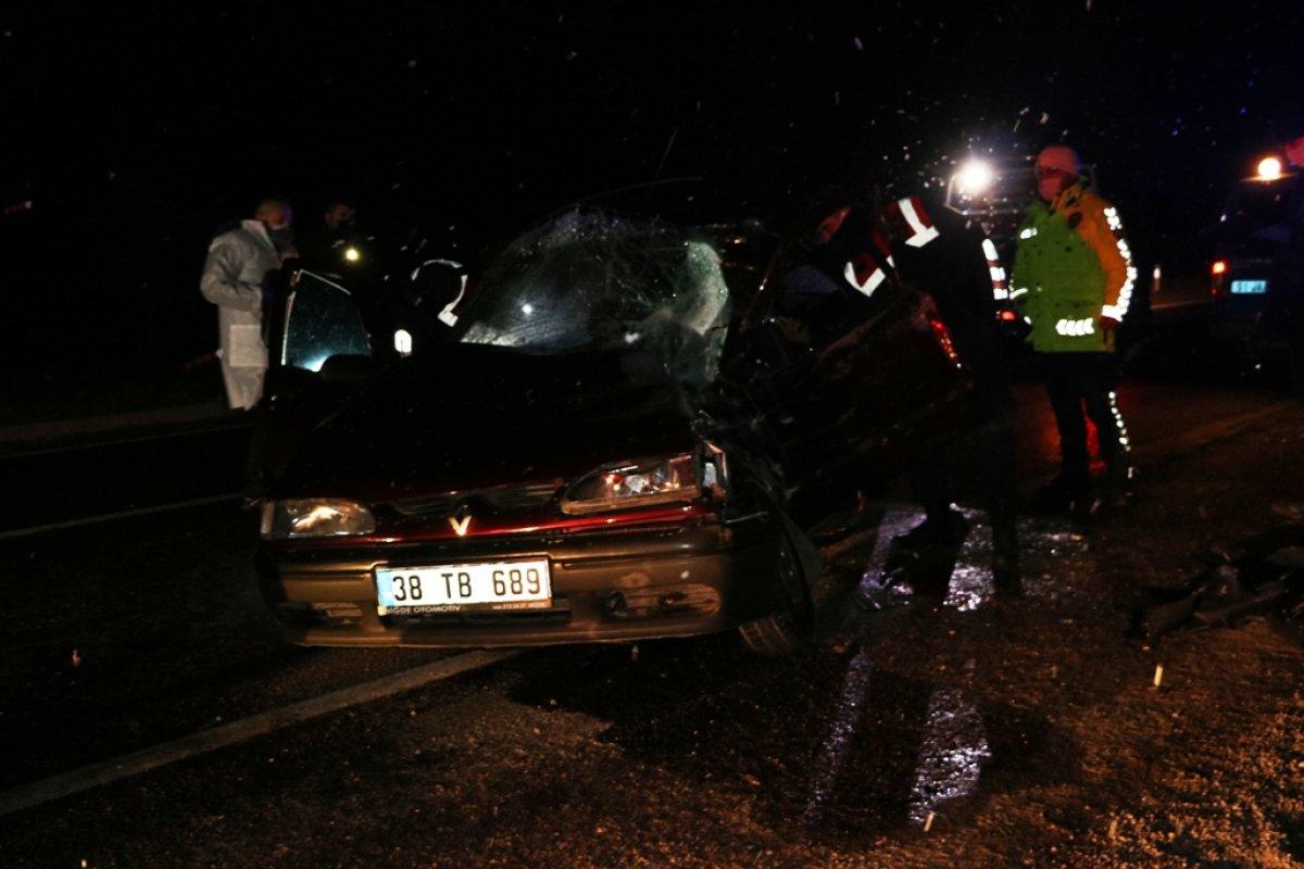 Niğde’de otomobil kamyona arkadan çarptı: 27 yaşındaki sürücü öldü