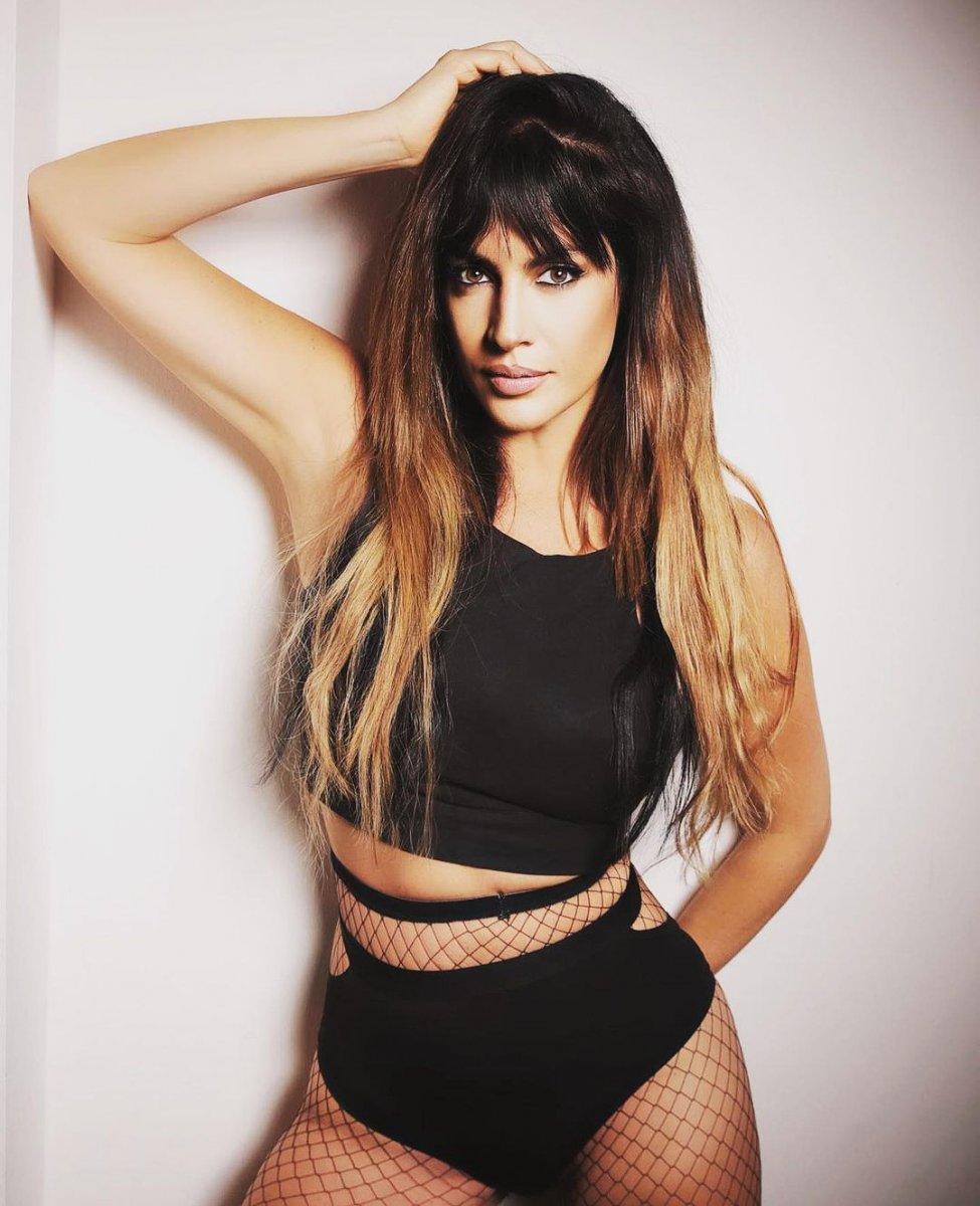 Tuğba Ekinci, pırlanta yüzüklerini gösterdi