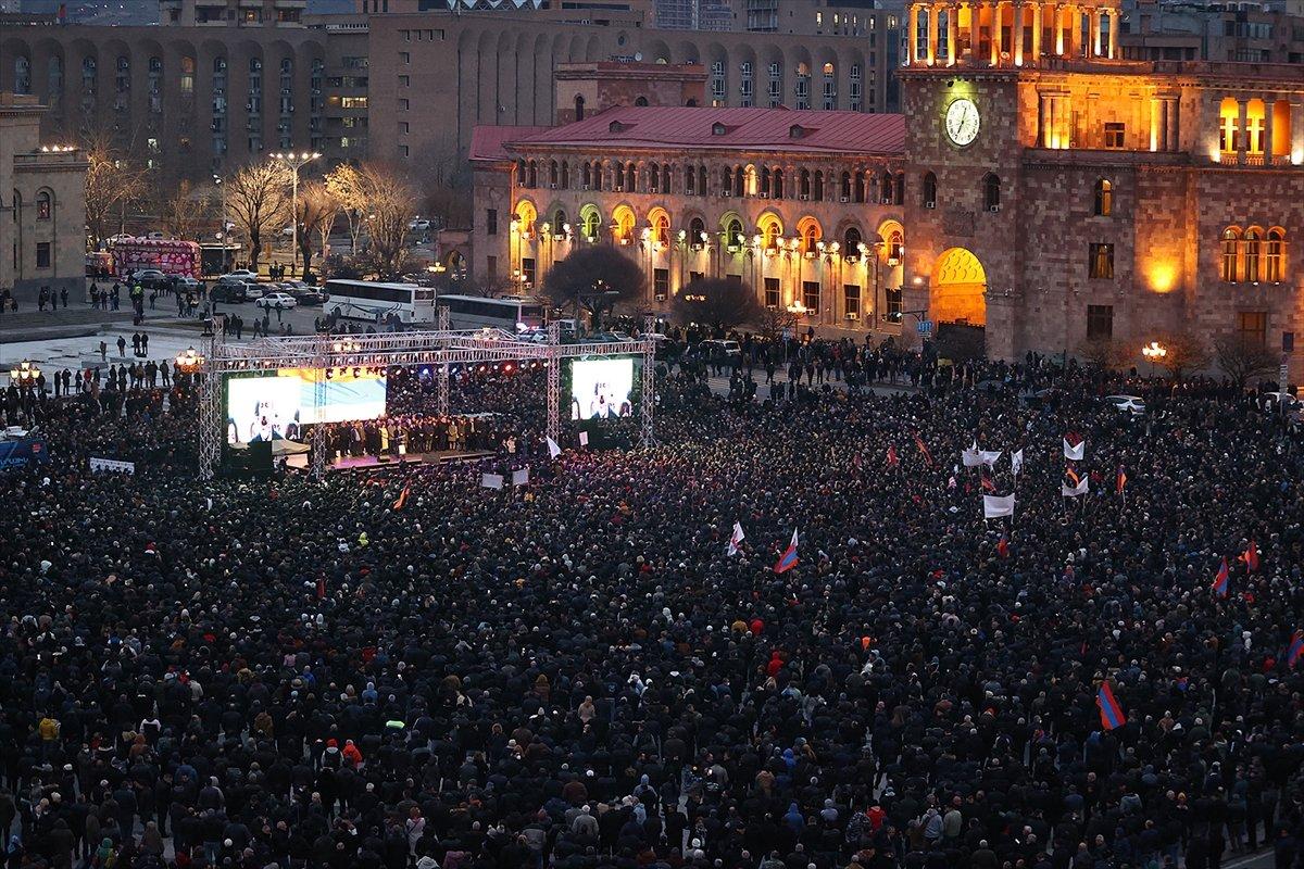 Ermenistan'da muhalefet yanlıları gösteri düzenledi