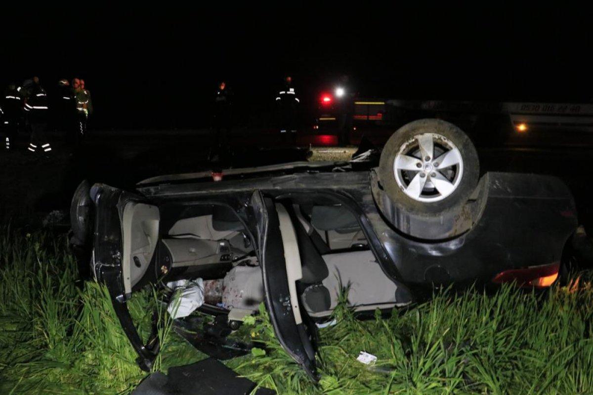 Adana'da elektrik direğine çarpan araçtaki 2 kişi hayatını kaybetti