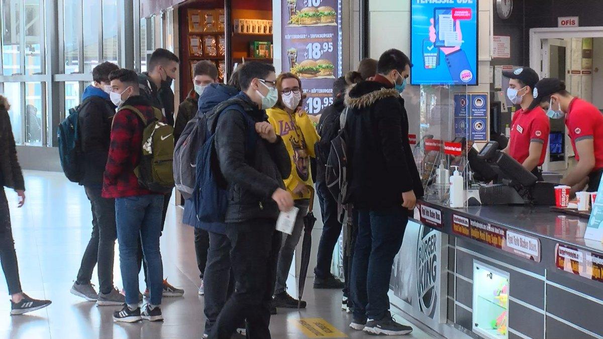 İstanbul'da AVM'lerin yemek katları doldu taştı