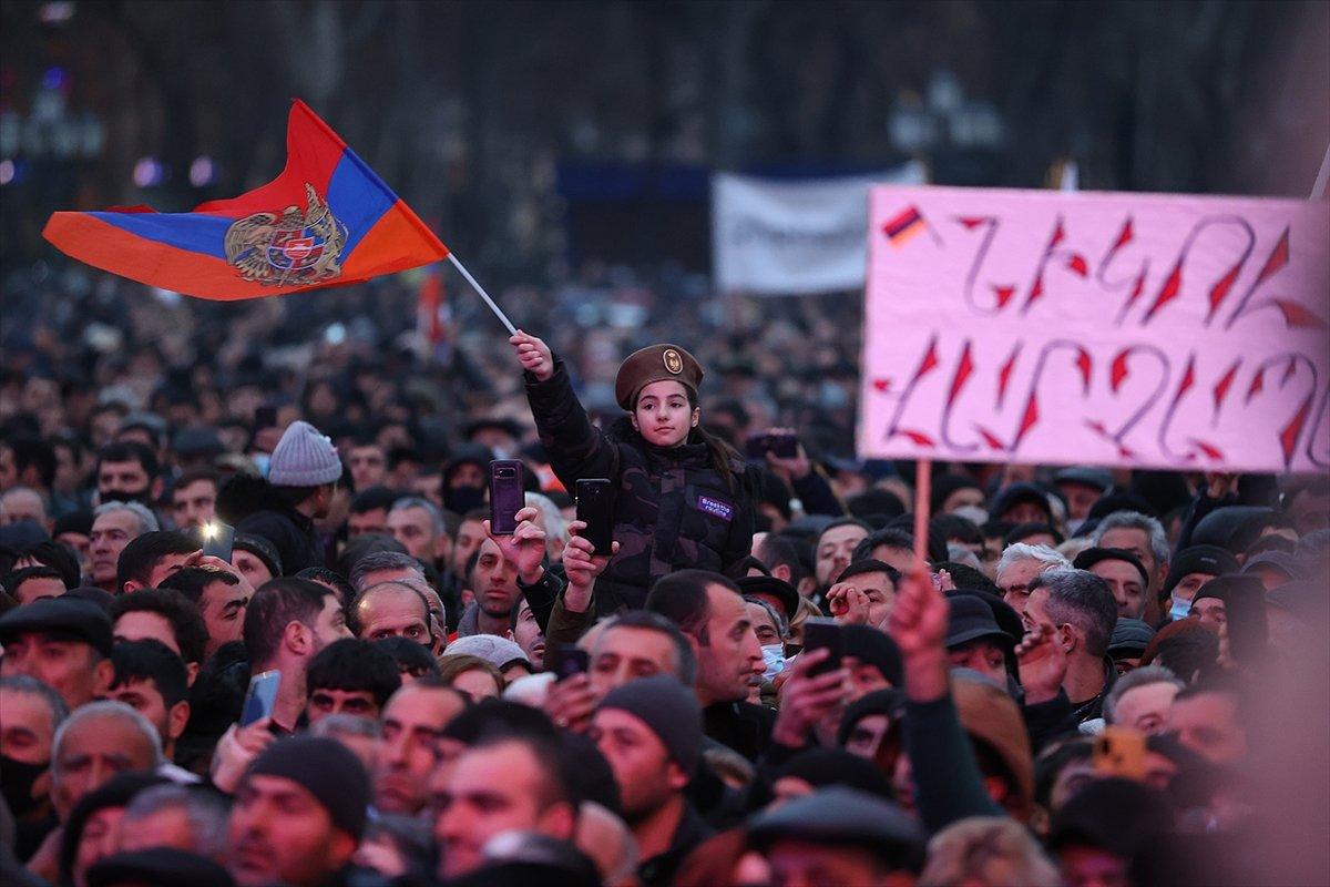 Ermenistan'da muhalefet yanlıları gösteri düzenledi