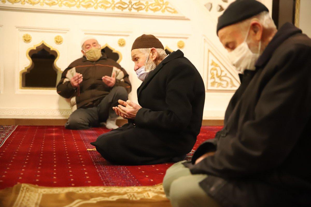 Elazığ’da 65 yaş üstünün sabah namazı mutluluğu