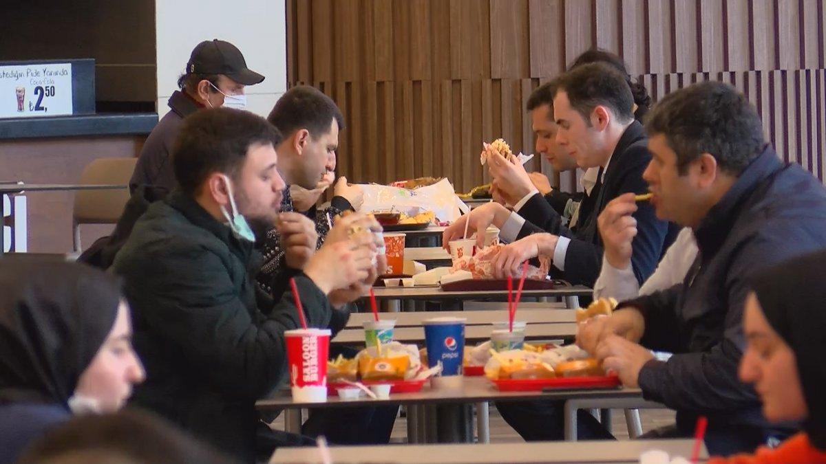 İstanbul'da AVM'lerin yemek katları doldu taştı