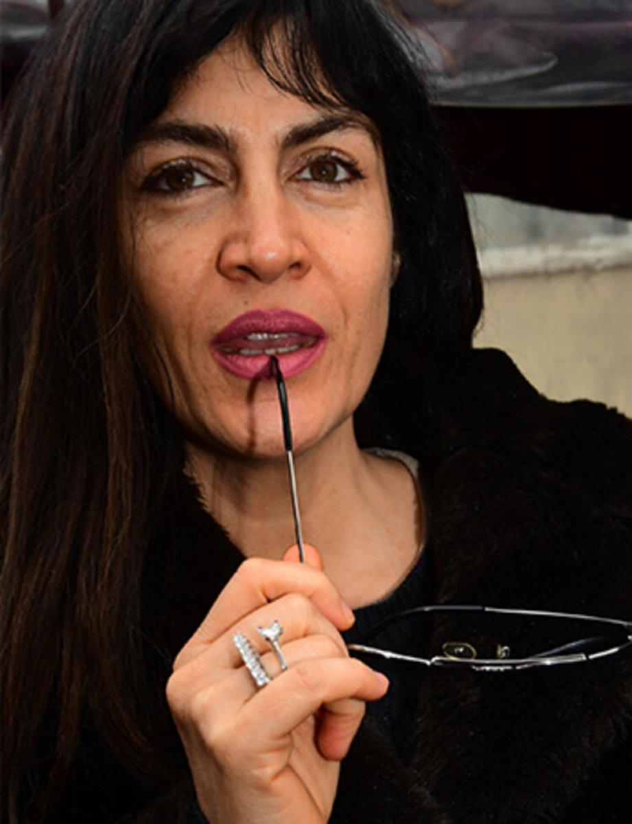 Tuğba Ekinci, pırlanta yüzüklerini gösterdi