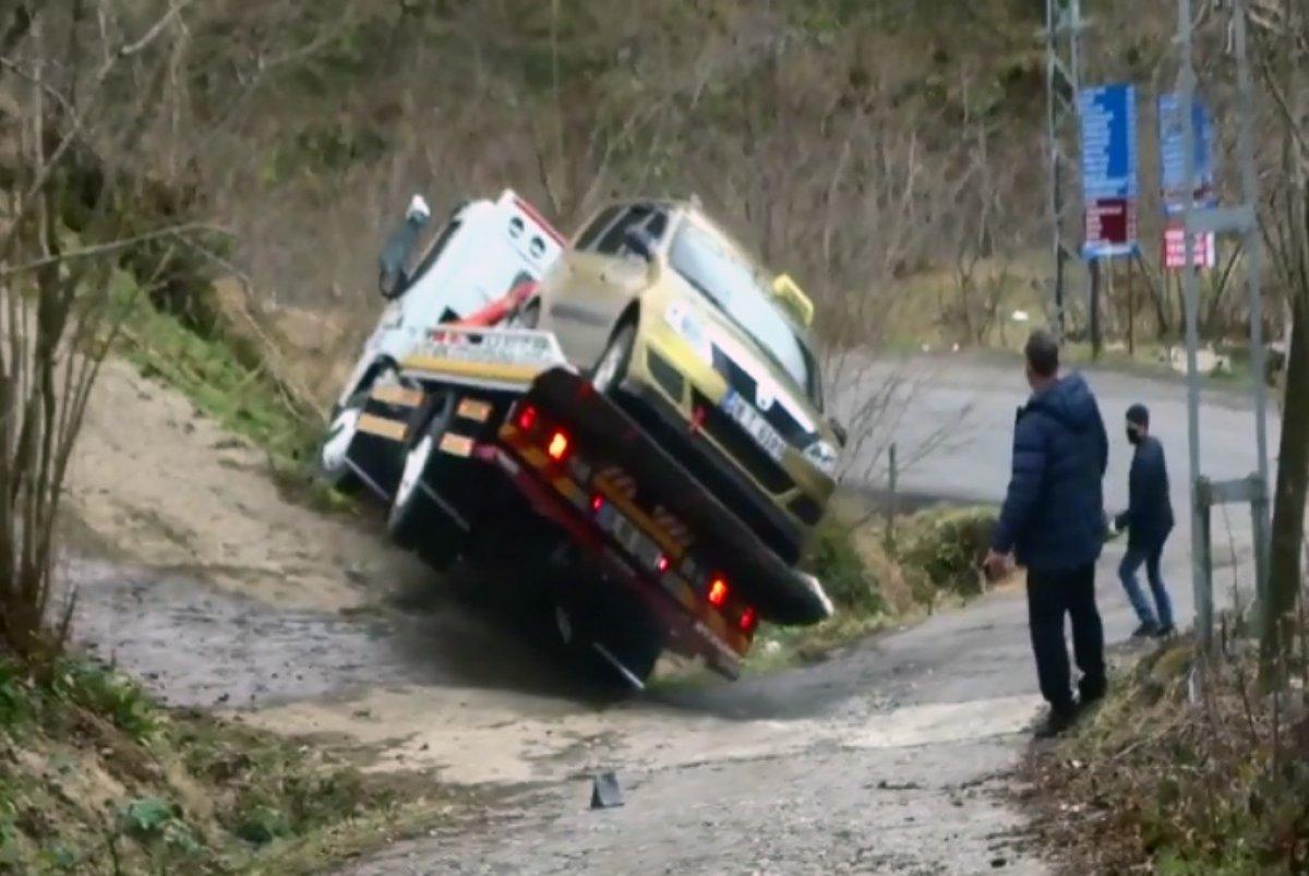 Giresun'da manevra yapan çekicinin devrilme anı