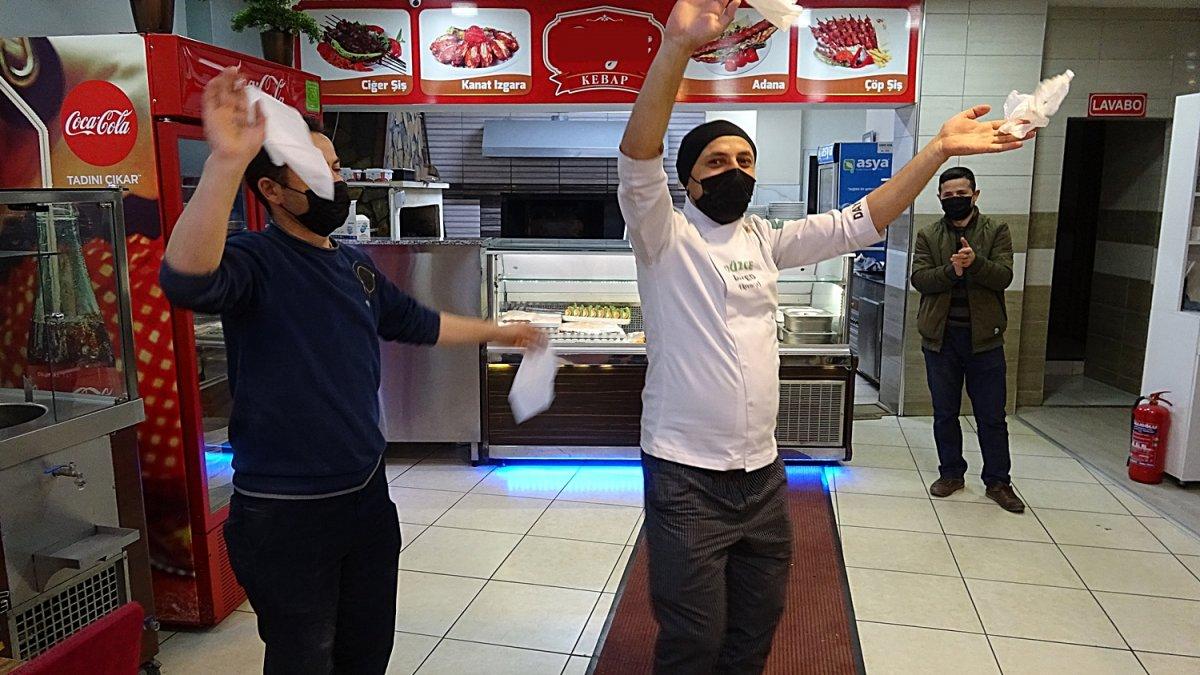 Düzce’de normalleşme adımlarına halaylı kutlama