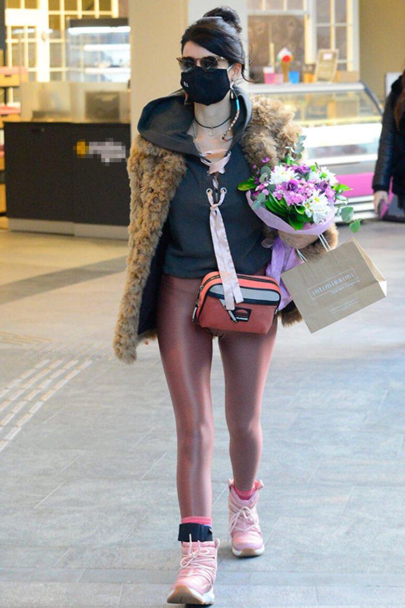 Beren Saat, parlak tayt kombini