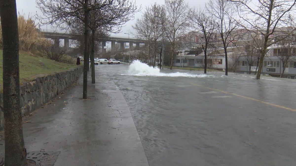 Bağcılar'da su borusu patladı, sürücüler zor anlar yaşadı
