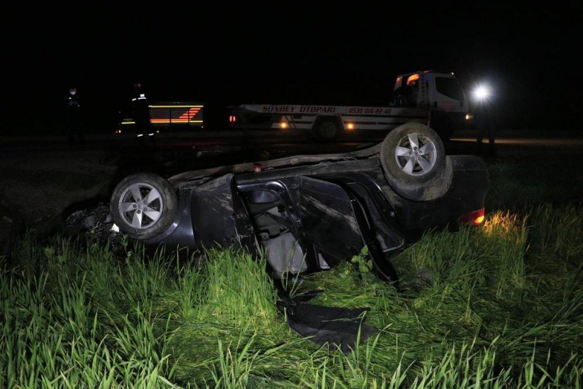 Adana'da elektrik direğine çarpan araçtaki 2 kişi hayatını kaybetti