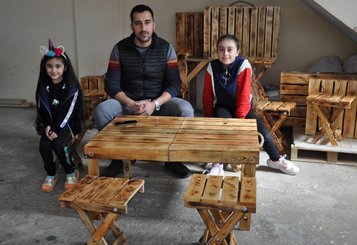 Ahşap işçilikle geçiniyor