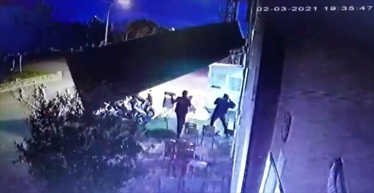 Aydın’da seyir halindeki otomobilin üzerine reklam panosu düştü