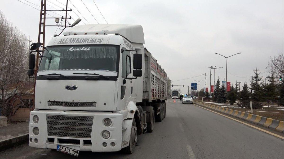 Van'da 1 kişinin öldüğü kaza sonrası tırdan 114 kaçak göçmen çıktı