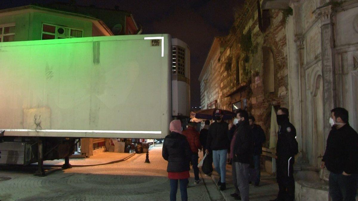 Üsküdar’da tır ara sokakta sıkıştı