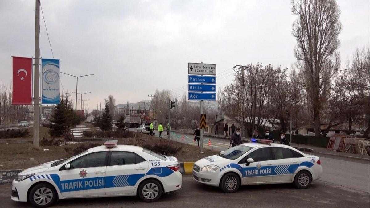 Van'da 1 kişinin öldüğü kaza sonrası tırdan 114 kaçak göçmen çıktı