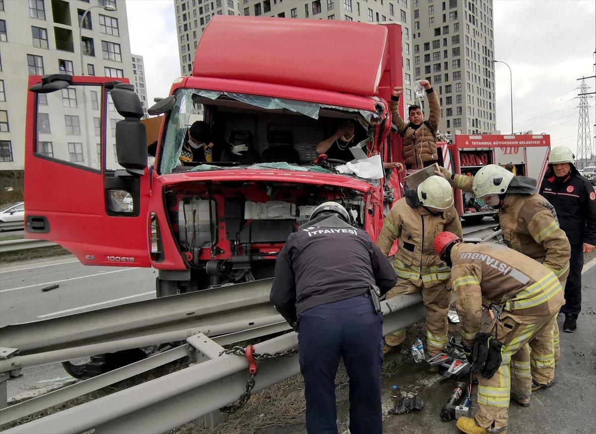 Beylikdüzü'nde kamyonet ile ticari araç çarpıştı