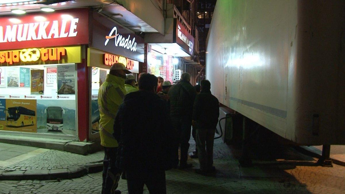 Üsküdar’da tır ara sokakta sıkıştı