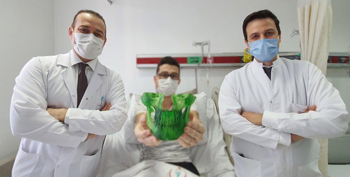 İstanbul’da üniversite öğrencisi çenesindeki tümörden ameliyatla kurtuldu