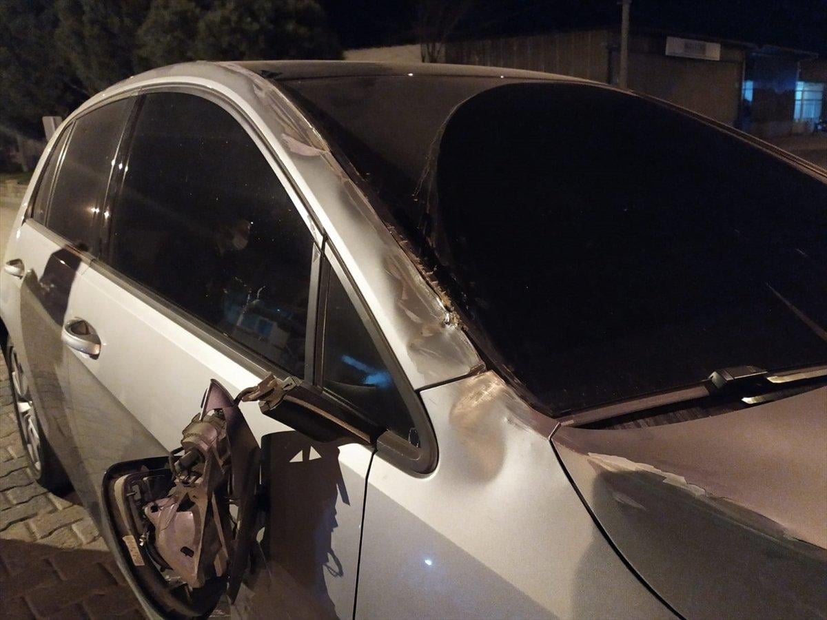 Aydın’da seyir halindeki otomobilin üzerine reklam panosu düştü