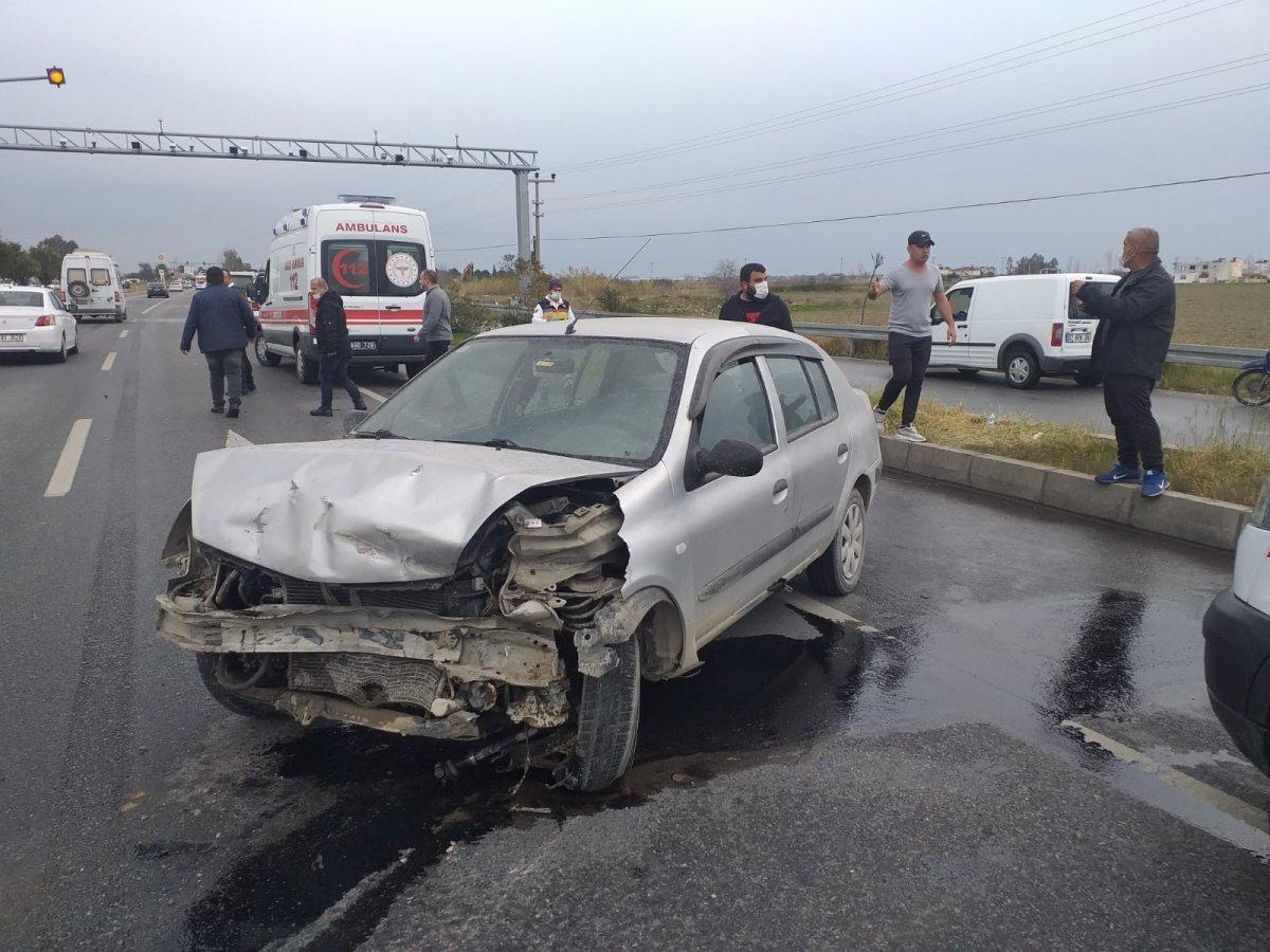 Antalya'da iki araç kaza yaptı, yaralılara müdahalede ilk yardım karmaşası yaşandı
