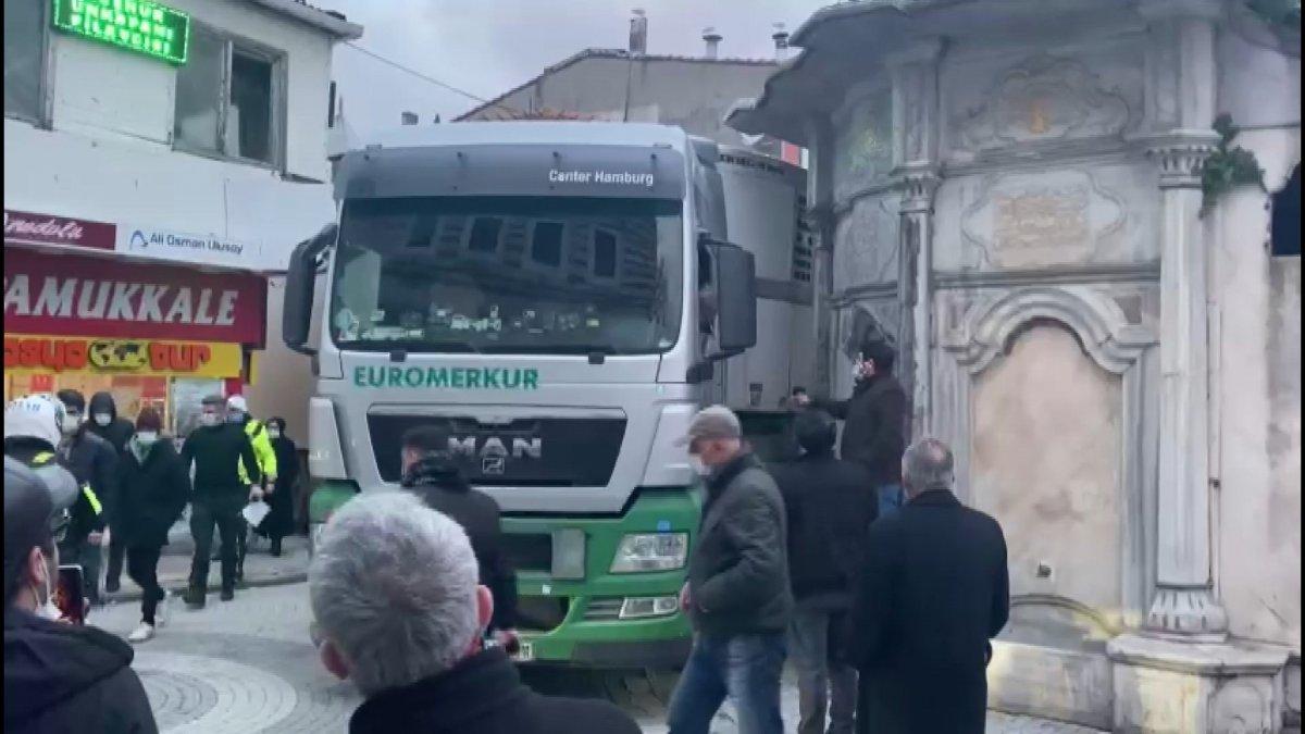 Üsküdar’da tır ara sokakta sıkıştı