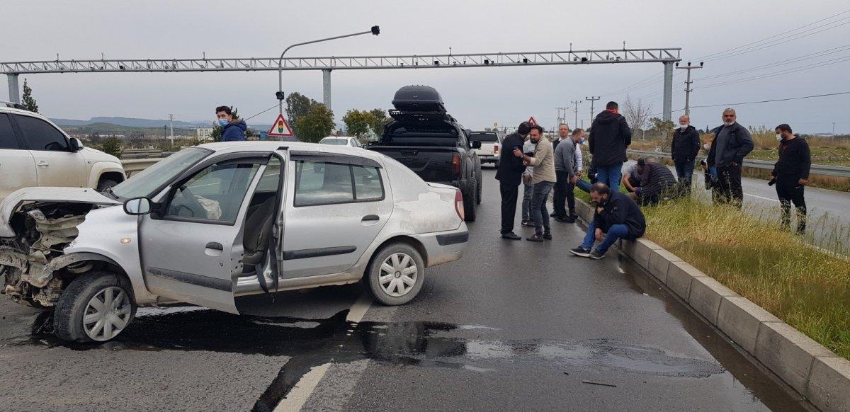 Antalya'da iki araç kaza yaptı, yaralılara müdahalede ilk yardım karmaşası yaşandı