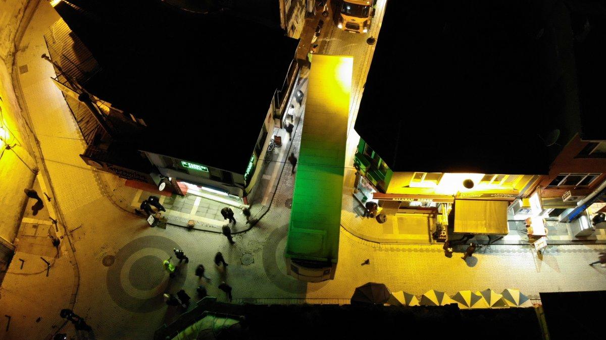 Üsküdar’da tır ara sokakta sıkıştı