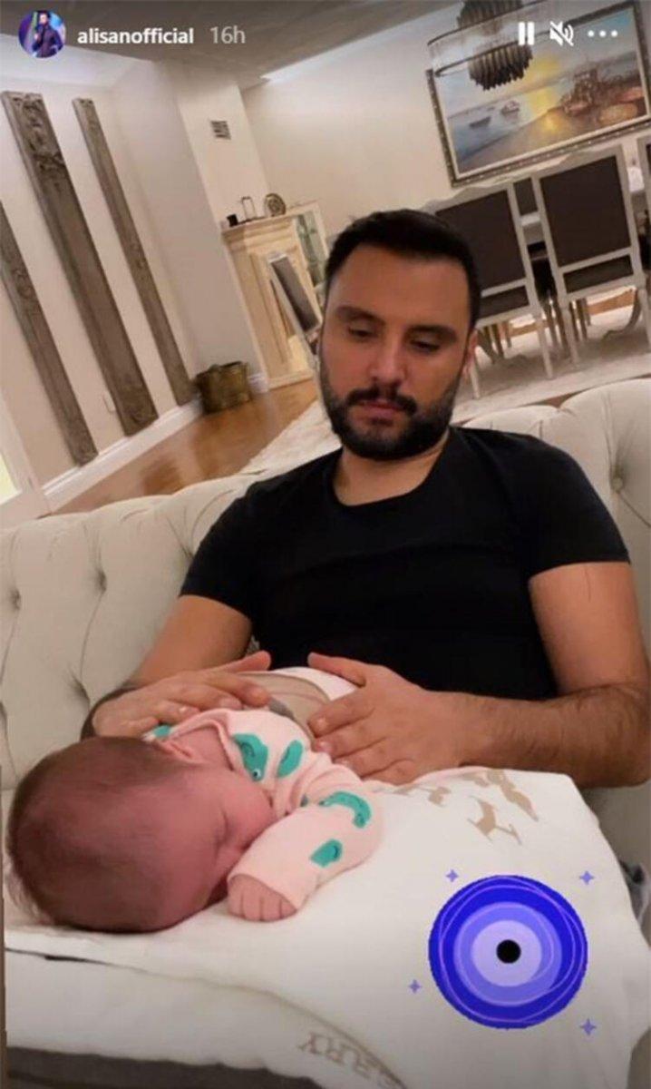 Alişan kızı Eliz'i uyuturken poz verdi