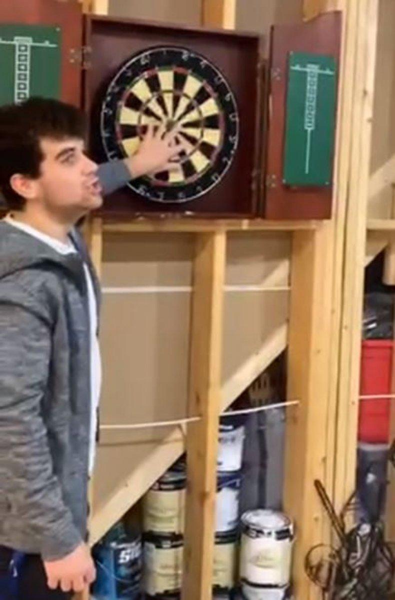 Kanada'da eline dart saplanan genç