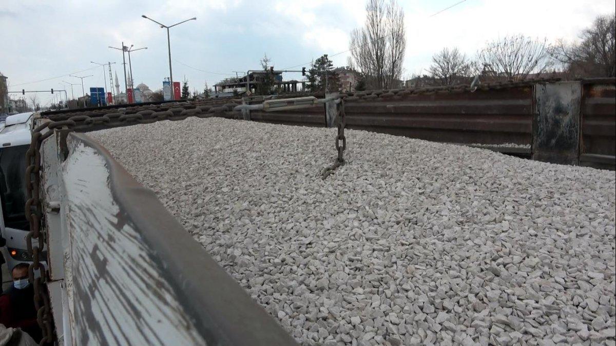 Van'da 1 kişinin öldüğü kaza sonrası tırdan 114 kaçak göçmen çıktı