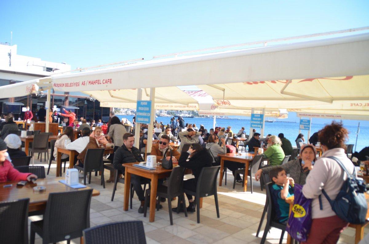 Bodrum'da restoran ve kafeler dolmaya başladı