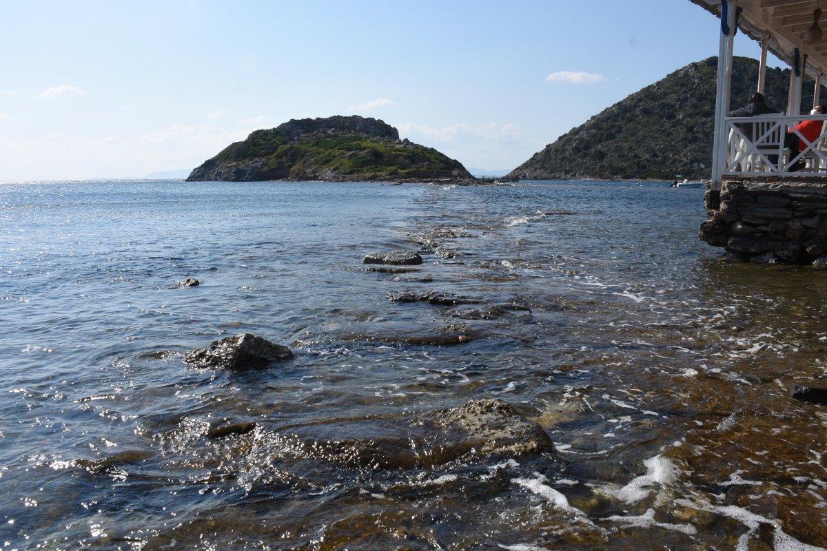 Bodrum'da deniz çekildi, kral yolu gün yüzüne çıktı