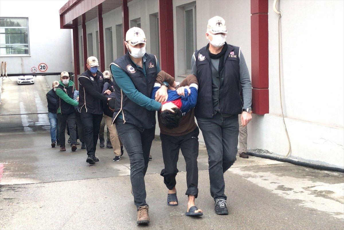 Adana'da şehit mezarlarına zarar veren 5 kişi tutuklandı