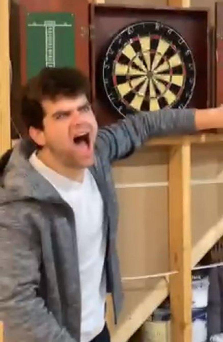 Kanada'da eline dart saplanan genç