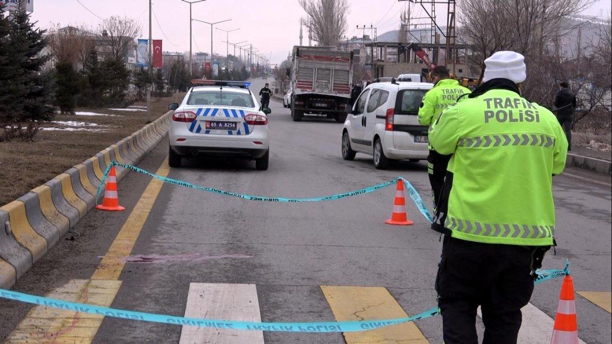 Van'da 1 kişinin öldüğü kaza sonrası tırdan 114 kaçak göçmen çıktı