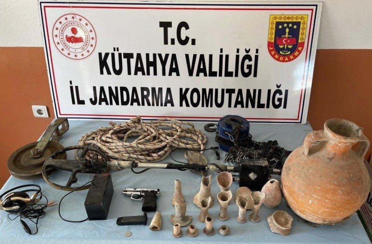 Kütahya'da defineciler suç aletleri ile yakalandı