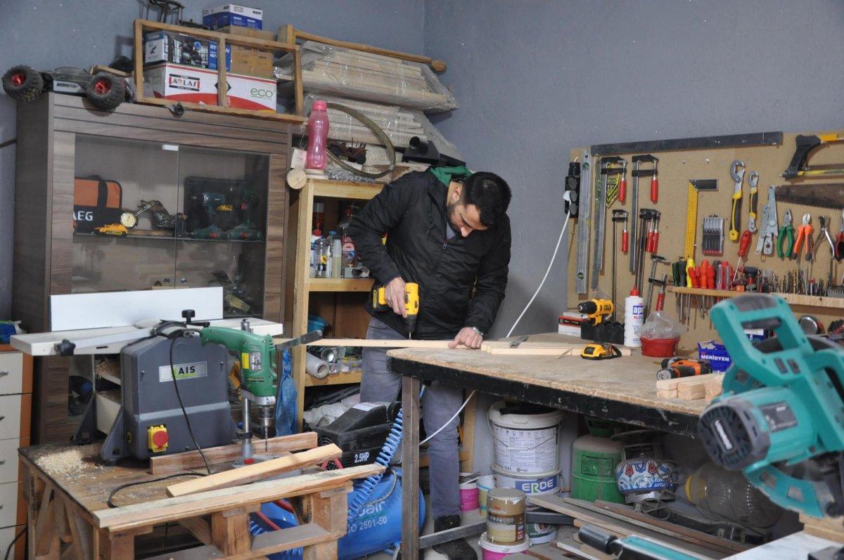 Ahşap işçilikle geçiniyor