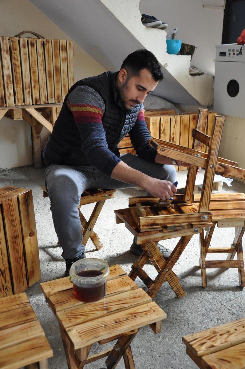 Ahşap işçilikle geçiniyor