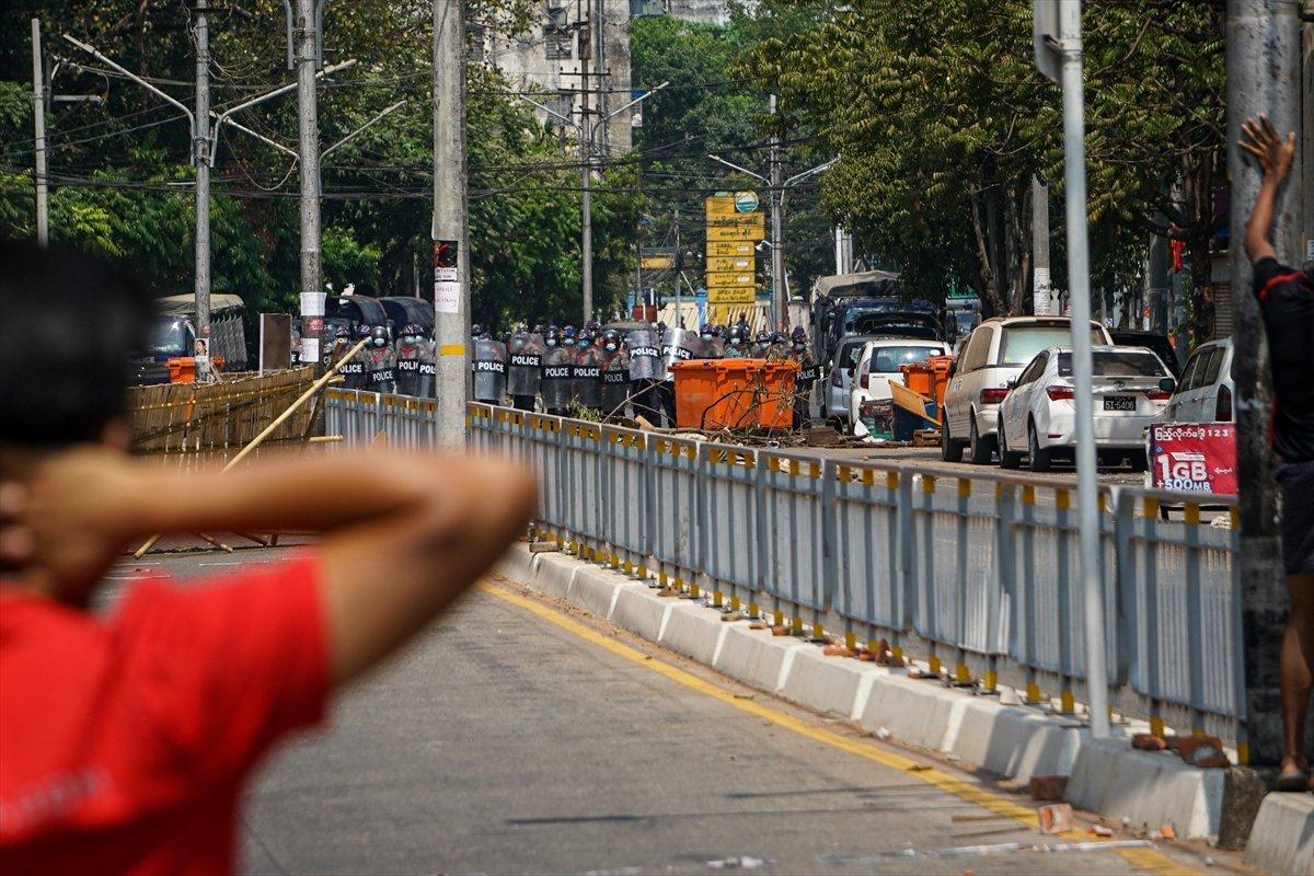 Myanmar'da göstericilerin darbe karşıtı protestoları sürüyor