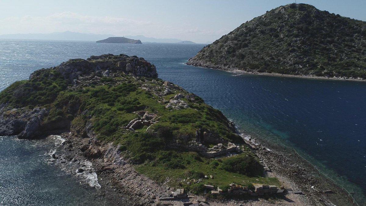 Bodrum'da deniz çekildi, kral yolu gün yüzüne çıktı