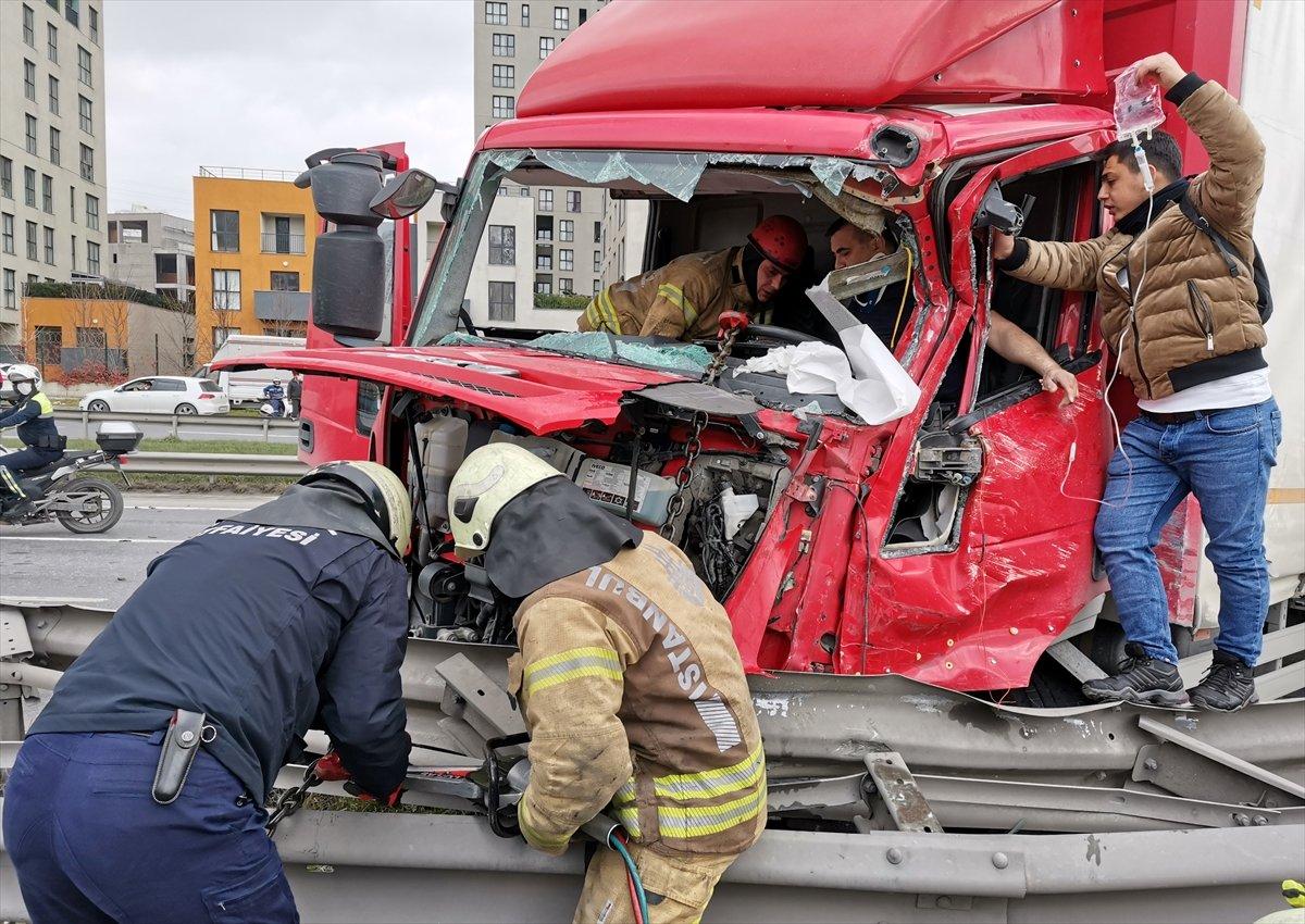 Beylikdüzü'nde kamyonet ile ticari araç çarpıştı